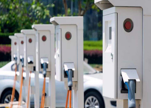 英國(guó)電動(dòng)汽車行業(yè)陷入困境，英媒：中國(guó)背鍋！